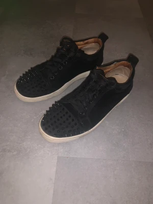 Christian Louboutins - Säljer nu mina unika Louboutins, de är i ett riktigt bra skick, givetvis är de äkta! Har dock tyvärr inget kvitto eller box till dom. Skriv för frågor eller funderingar! Mvh Jesse