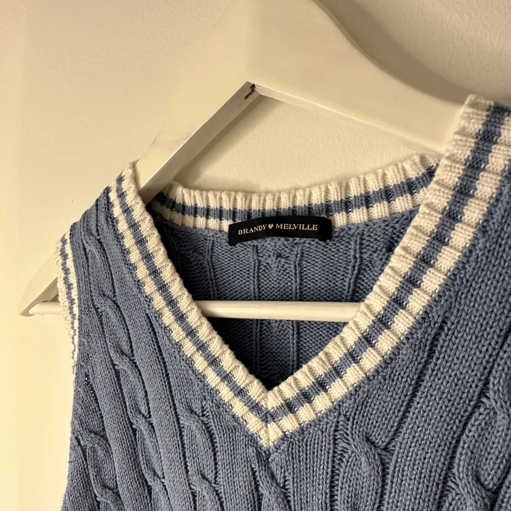 Blå/vit mjukt stickad väst i stl S från Brandy Melville. Även super fin med en vit skjorta under! Nyskick. . Yläosat.