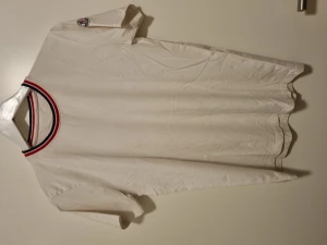 Moncler T-shirt  - Vit t-shirt. Fint skick.