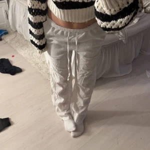Linnebyxor  - Lågmidjade, Jätte fina vita linnebyxor från Gina Tricot. Säljer då dem inte kommer till användning längre.  Dem är i storlek Xs och passar utmärkt i längd och i midjan. Jag är 1,57
