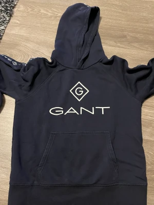 Gant huvtröja  - Huvtröja från Gant. Köpt från Kids Brandstore. I storlek 170. Vanlig storlek för 15-16 åringar. I mycket bra skick.