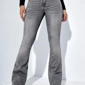 bootbut jeans gråa lågmidjadeå💕 - säljer dessa snygga gråa bootcut jenssen för att ja inte använder dom, dom är i bra skick helt oanvända! 💕passar dug mellan 155-168