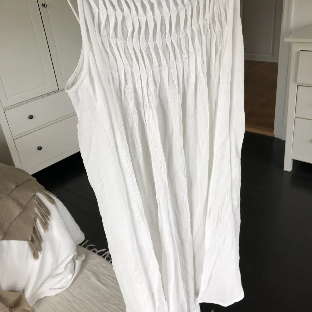 Sommarklänning, kort, vit, tunn och skön!. Mekot.