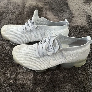 Nike vapormax - Säljer dessa vapormax i väldigt bra skick, har använts men tagits hand om väldigt väl. Pris kan diskuteras vid snabb affär! 