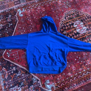 Blå Zara hoodie - En jätte fin blå zara hoddie. Är i storlek M men passar mig som har S i hoodies. Fint sick. Köparen står för frakt.📦 