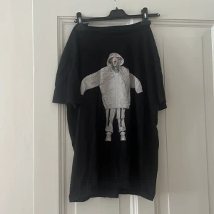 Billie Eilish merch - Billie Eilish t shirt från behrska.  Storlek M
