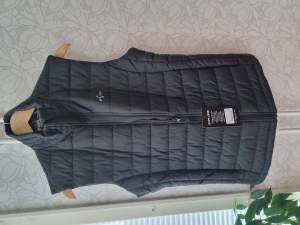 New vest in size L, black, water repellent. Suitable for the autumn/spring and colder summer days :).