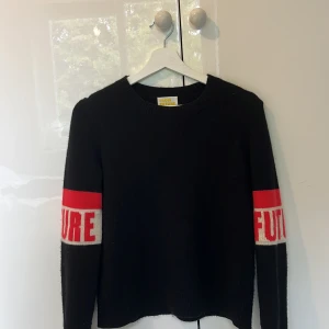 From future tröja - Super cool tröja från from future i 100% Kashmir🥰den har ett väldigt litet hål ( se bild 2) men inget man tänker på, annars skulle jag säga att den är i bra skick men den är andvänd flera gånger och därav lite nopprig men går säker att fixa! Köpt för 2000