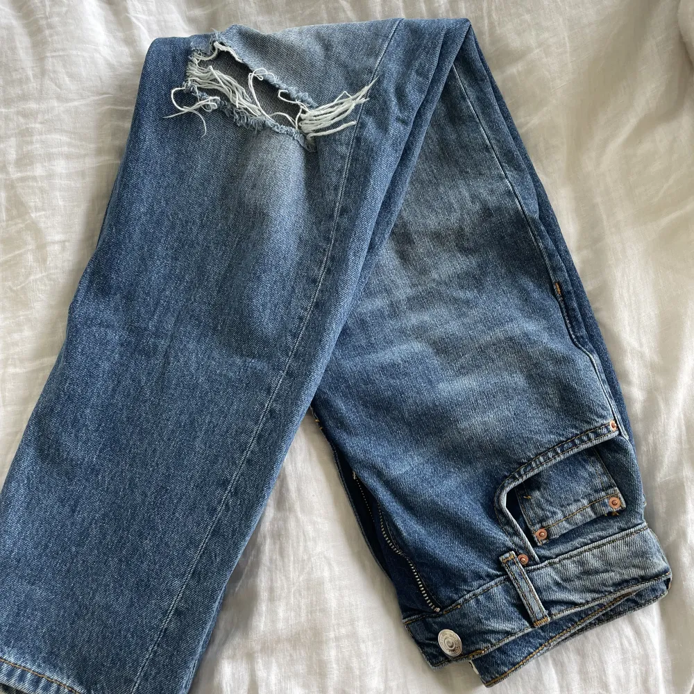 Säljer dessa snygga jeans från gina då de är för små för mig☺️. Jeans & Byxor.