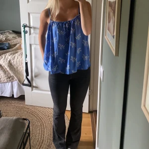 Sommar linne - Super gulligt sommarlinne helt oanvänt med lappen kvar ifrån hm. Den är i strl L men passar mig som brukar s då den har justerbara band 💕