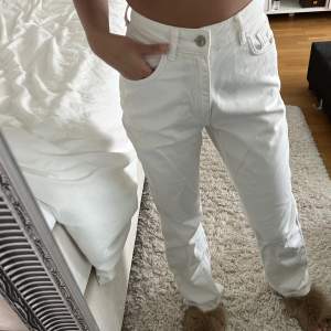 EMMA ELLINGSEN X NAKD   Superfina jeans, säljes pga för små  Slutsålda på hemsidan