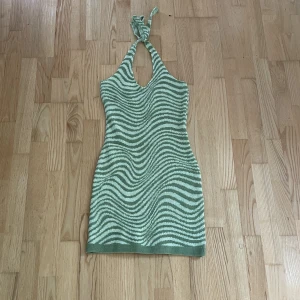 grön stickad klänning - Jättesöt stickad klänning från hm. säljer då den inte passade mig och därför bara använd ca 2 ggr.