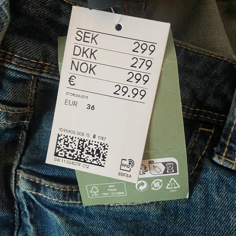 Säljer dessa ursnygga lågmidjade jeansen från hm! De är helt nya och slutsålda💗 Säljer endast vid bra bud!💘💘. Jeans & Byxor.
