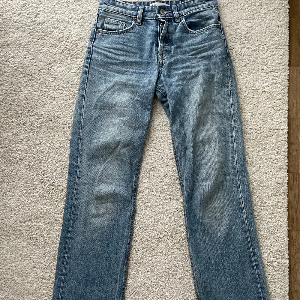 Super fina mid waist straight jeans från zara! Avklippta där nere och är bra längd för mig som är 160⭐️. Jeans & Byxor.