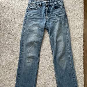Super fina mid waist straight jeans från zara! Avklippta där nere och är bra längd för mig som är 160⭐️
