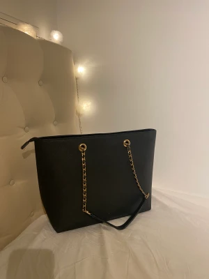 Säljer svart snygg väska  - Säljer min super snygga väska.köpte den här på plick men inte använd så mycket.säljer pga att den inte kommer till användning.Ganska bra skick förutom handtagen är lite slitna men men inget som stör direkt.