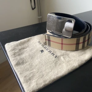 burberry bälte - Äkta bälte från burberry med dust bag utan låda, Nypris: 6k   Lite slitningar på lädret  men inget som syns knappt 