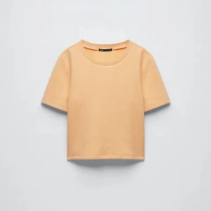 Stickad t-shirt - Säljer min stickade t-shirt från zara i storlek M! Kontakta mig om frågor eller fler bilder!💕