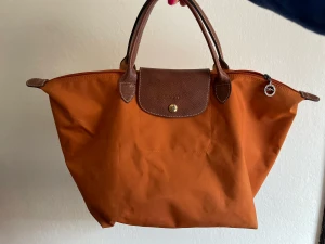 Longchamp väska - Longchampväska! Väldigt fin färg❤️ Är vit på insidan så har blivit lite missfärgad där och fått mörkare märken