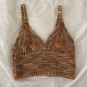 Topp från Urban Outfitters  - Jötte fin multifärgad topp ifrån Urban outfitters i nyskick🤍 Skriv gärna till mig innan ni trycker på köp nu(: