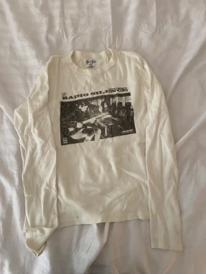 Vit tröja med tryck - Vit tröja från brandy Melville med tryck på i jätte bra skick🫶🏻 