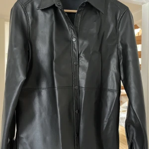 Skjorta bik bok - Fakeskinn skjorta från Gina Tricot  Tryckknappar, sparsamt använd.  Storlek 34