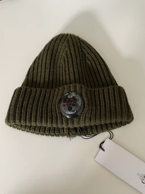 Cp Company mössa - Cp. Company mössa aldrig använd. Äkta. Nypris 1100 nyskick med plasten kvar på ögat och lappen. 