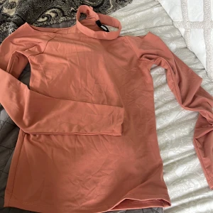 Långärmad tröja från Bikbok  - Långärmad tröja med choker som knäpps på i back, delen kan även lätt bara klippas av om man i så fall inte skulle vilja ha den , ny skick 