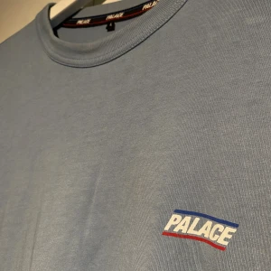 Palace Långärmad T-shirt i babyblå  - Hej! Säljer en långärmad T-shirt från Palace i babyblå färg. Den är  nästan helt oanvänd så väldigt bra skick. Storlek L och True To Size. Köpte den här på plick för 700kr. Säljer billigt. Pris inte hugget i sten. Hör av dig vid frågor. 