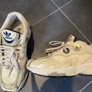 Adidas Astir Shoes - Adidas Astir shoes dam i storlek 38 2/3. Sparsamt använda 