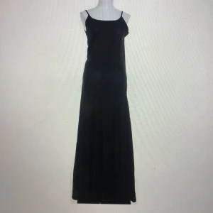 Marimekko långklänning  - Fint skick! Har två små hål längst ner på klänningen, men inget som märks 