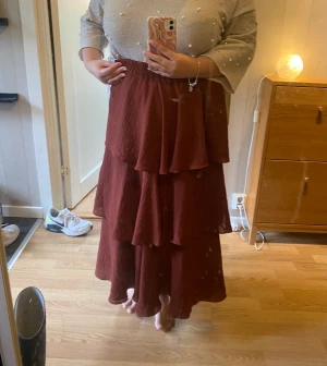 Volang kjol  - Suuuper söt lång volang kjol från ginatricot i storlek M. Inköpt på sellpy men tyvärr så passade den inte mig😪💕 dom är ju väldigt populära nu så tänker att någon annan hade varit super snygg i denna fina kjol. 