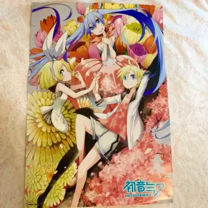 Superfin anime affisch med Vocaloid motiv. Affischen är i nyskick och är 29 cm på bredden X 42 cm på höjden. (Köparen betalar för frakt) 💗