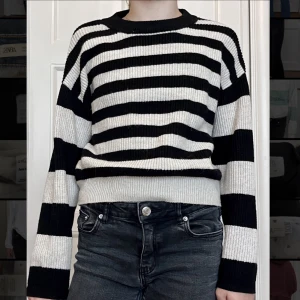 Randig stickad tröja - Fint skick!  Passar mig som är 150 cm lång.