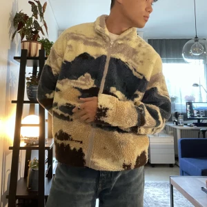 Fleece Jacka med ”mountain” tryck - Fleece jacka med fräck tryck köpt från Jaded London för 953kr nypris ⛰️Kondition 9/10 tyvärr säljer jag den då den inte kommer till användning 😔Size Small och den är loose fit!! Sitter bra på mig som är 184cm 🥰 