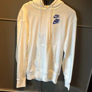 Cool hoodie med feta detaljer men som inte kommer till använding. Skick 8/10.  Pris: 450kr