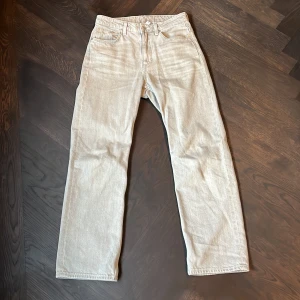 Weekday byxor - Gråa Voyage High straight jeans  Storlek: 26/28 Används inte pågrund av att den är för liten för mig