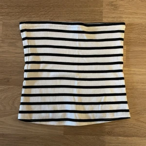Tubetopp - Säljer denna randiga tubetopp då den sällan kommer till användning. Använd några få gånger. Säljer för 80kr + frakt☺️