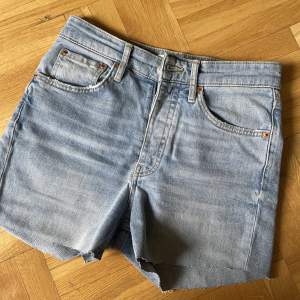Gina Tricot perfect jeans, Sienna, som jag klippt till shorts. Strl 36/S. Mid/high waist men kan vikas ner. Ljusblåa. Kan skicka eller möta upp i Stockholm. Skriv för mer info!