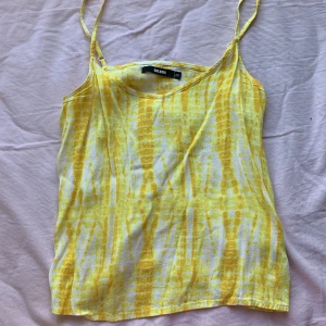 gul/vit topp - helt ny, med justerbara band, sommrig och passar till mkt  