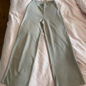 Ett par sköna och mjuka byxor säljs då de inte används. Räfflade i tyget. Köpt från Nelly.com