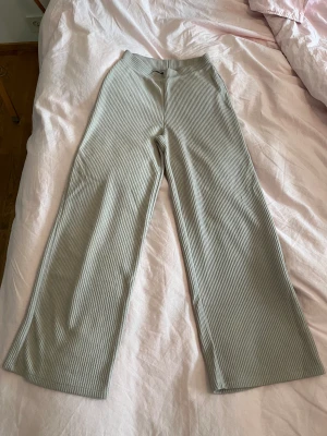 Beiga räfflade mjukisbyxor - Ett par sköna och mjuka byxor säljs då de inte används. Räfflade i tyget. Köpt från Nelly.com