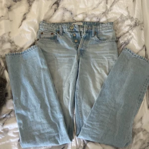 Zara midrise straight leg jeans  - Så fina 💕säljs ej längre Stl 32💕💕