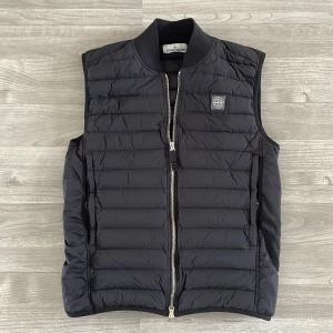 Stone island väst  - Väst för m/large haft västen i 3 månader men inte använt för det har varit opassande väder, fler bilder kan skickas.