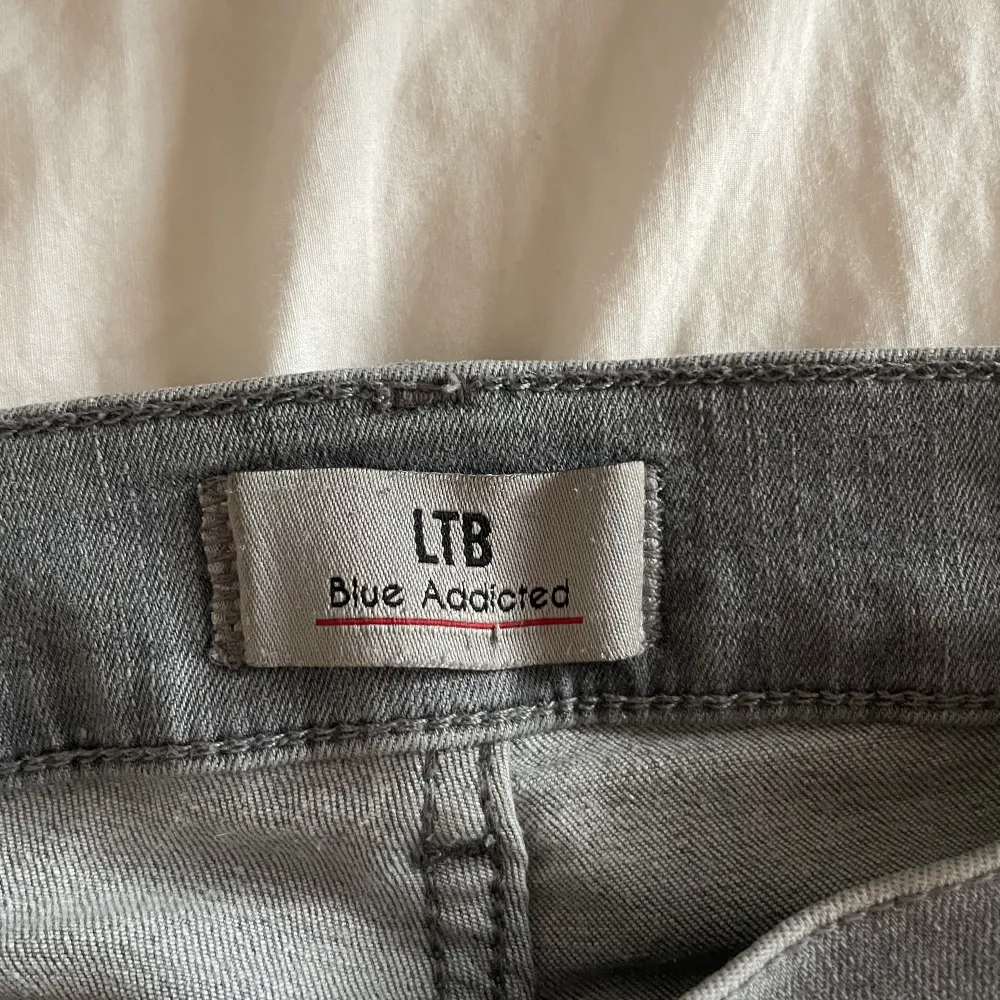 Gråa midwaist jeans från Ltb. Sparsamt använda, långa på mig 174❤️. Jeans & Byxor.
