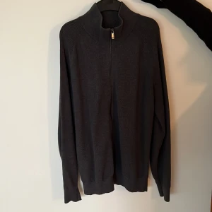 Masimodutti helzip grå tröja - Säljer min Massimodutti tröja för den ligger bara i min garderob, har använt den 3 gånger den är som helt ny inga skador ingenting.  Skick 10/10  Jag är 175 och den sitter lite löst på mig skulle lätt passa någon som är upp mot 185 