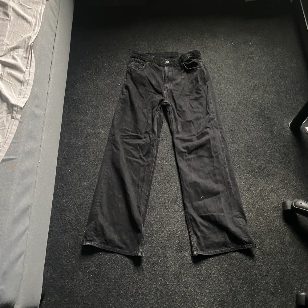 Svarta Monki Jeans Slitage på byxbenen . Jeans & Byxor.