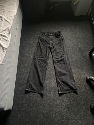 Monki Jeans  - Svarta Monki Jeans Slitage på byxbenen 