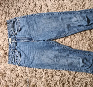 Mom-fit jeans - Snygga mom-fit jeans från Gina Tricot! Använda ett par gånger men fortfarande i bra skick!! Storlek 40 men passar även mig som har storlek 38. Skriv gärna om du har några frågor!  Längd: 100 cm  Bredd: 45 cm