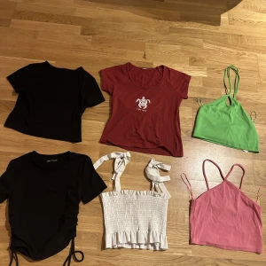 Olika toppar - Säljer nu dessa olika toppar, pris finns på 2a bilden💕vill man köpa fler fixar vi paketpris😽